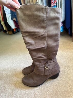 Women's Knee-High Slouch Suede Heeled Boots - Brown